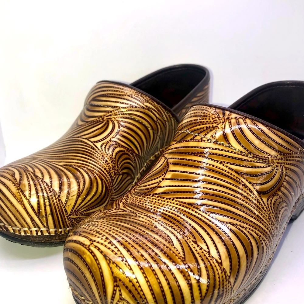 Dansko woman’s clog shoe size 40 great condition. Easy slip on. Comfortable
